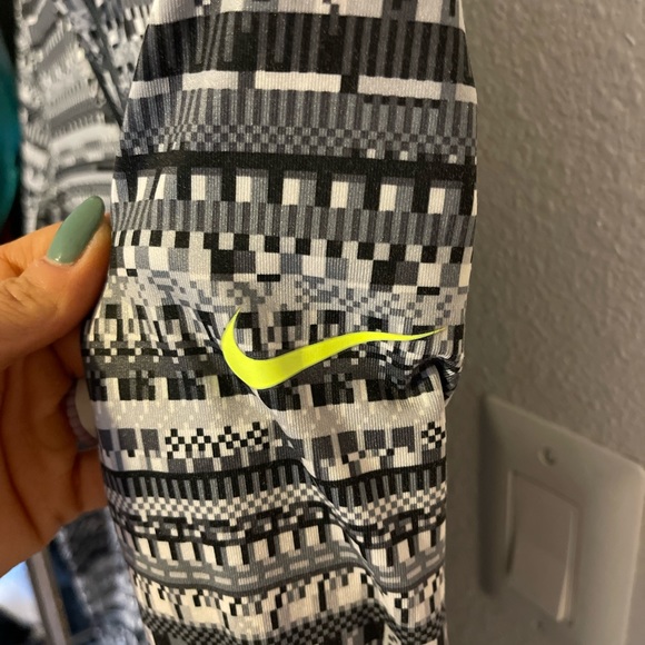 Nike pro half zip in perfect condition no cracking on logo and no pilling - Picture 3 of 4